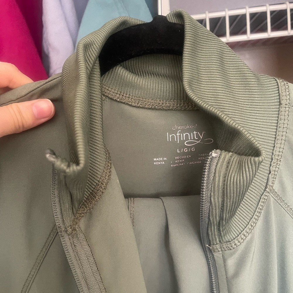 Cherokee Infinity Scrub Jacket Size Large - image 3